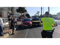 Kendisini bekleyen araca koşarken otomobil çarptı: O anlar güvenlik kamerasında