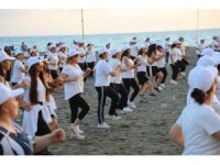 Sahilde spor yapmanın tadını çıkardılar