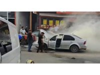 Adana’da yanan otomobili esnaf su ve yangın tüpüyle söndürdü