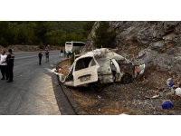 Antalya’da yolcu otobüsü ile hafif ticari araç çarpıştı: 1 ölü, 1 yaralı