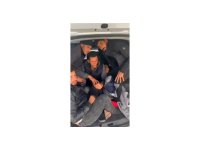 Aracıyla tıka basa göçmen taşıyan insan taciri tutuklandı