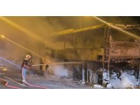 Yolcu otobüsü yanarak demir yığınına döndü