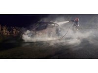 Alev topuna dönen otomobil kullanılamaz hale geldi