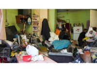 Tarsus’ta bir evden 28 ton çöp çıkarıldı