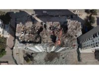 Depremde hasar gören binaların yıkımı vatandaşlara o günleri hatırlatıyor