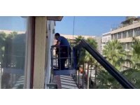 Kapıyı kilitleyerek polisten kaçmaya çalışan hırsızı, polis ekipleri vinçle camdan iş yerine girerek yakaladı