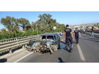Bariyerlere çarpan Tofaş hurdaya döndü, etrafa saçılan parçaları başka sürücüyü de yaraladı