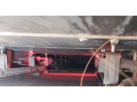 Reklam panosunda mahsur kalan kediyi itfaiye kurtardı