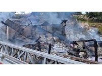 Yangın çıkan ev çöktü, iki kardeş enkaz altında aranıyor