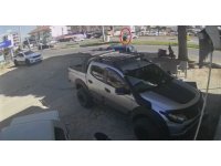 Tur minibüsü levhaya çarptı, temizlik işçisi saniyelerle ölümden döndü