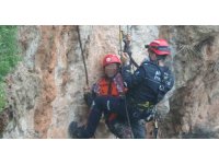 Falezlerde mahsur kalan kadın itfaiyenin zorlu operasyonuyla kurtarıldı