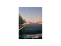 Kontrolden çıkan otomobilin bariyerlere çarpma anı görüntülendi