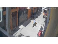 O anlar kamerada: Sokakta üzerine karton örten çocuk ölümden döndü