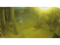 Hırsızlık anları kamerada: Parası bitince iş yeri soyan şüpheli tutuklandı