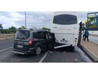 Antalya’da hafif ticari araç midibüse çarptı: 1’i ağır 2 yaralı