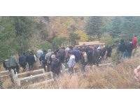 Yangında ölen yaşlı iki kardeşin cenazesi tek tabutla getirildi, aynı mezara defnedildi