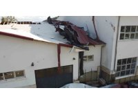 Hortum öğrenciler içerideyken okulu vurdu, çatıyı uçurdu, ağaçları devirdi