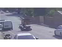 Motosikletlerin kafa kafaya çarpıştığı kazada 3 kişinin yere savrulduğu anlar kameraya yansıdı