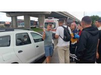 Otobüsün çarptığı otomobilin hafif yaralı sürücüsü, ailesini yalnız bırakmamak için hastaneye gitmedi