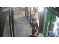 Dikkatsizliğiyle cam kapıya çarpan kadın personelin yere savrulduğu anlar kamerada