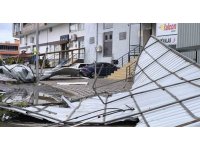 Hatay’da fırtınada uçan çatı 2 araca zarar verdi