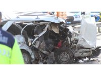 Mersin’de otomobil beton bariyere çarptı: 2 ölü