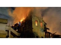 Tarsus’ta iş yerinde çıkan yangın 2 binaya sıçradı