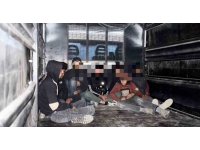Kamyonet kasasında taşınan 8 göçmen yakalandı
