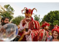 Kaleiçi sokaklarında renkli kortej geçişi