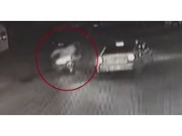 Kaza anı kamerada: Otomobil ile motosiklet çarpıştı