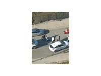 Trafikte yol verme kavgası: Birbirlerine yumrukla saldırdılar, o anlar kamerada