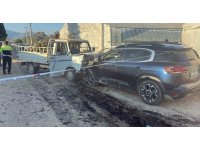 Serik’te otomobil ile kamyonet çarpıştı: 3 yaralı