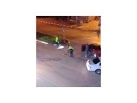 Kaza sonrası trafik polisi yolu süpürgeyle temizledi