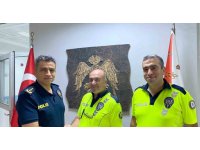 Kaza sonrası yolu süpüren trafik polislerine Emniyet Müdürü’nden teşekkür