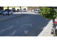 Kaza anı kamerada: 4 kişinin olduğu motosiklete araç çarptı