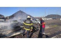 İskenderun’da park halindeki otomobil yandı