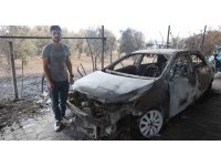 Otluk alanda çıkıp samanlığa sıçrayan yangında, tarım aletleri ve otomobilleri yanan depremzede ailenin emekleri kül oldu