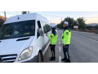 Eğirdir’de jandarma trafik uygulamasında 4 servis aracına ceza kesildi