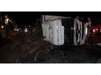 Antalya’da odun yüklü kamyon devrildi, trafik 3 saat durdu