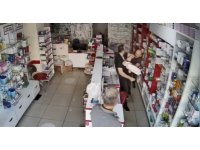 Mersin’de muadil ilaç verdiği için eczacı kalfasının kafasını sopayla yaran saldırgan, cebinden çıkardığı bıçakla üzerine saldırdı