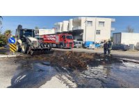 Antalya’da seyir halindeki traktörde saman balyaları alev alev yandı