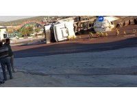 Altınözü’nde zeytin posası yüklü tanker devrildi