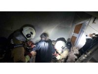 Alevlerin yükseldiği binada dumandan etkilenen vatandaşları itfaiye kurtardı