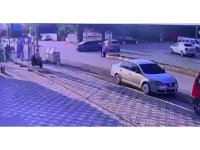 Otomobillerin kafa kafaya çarpıştığı kazada 2 kişi yaralandı, o anlar kamerada