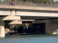 Serinlemek için metrelerce yükseklikten nehre atladılar
