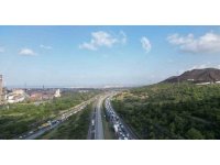 Heyelanın kapattığı yolda kilometrelerce araç kuyruğu oluştu