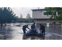 Sağanak yağışla evlerinde mahsur kalan vatandaşlar botla kurtarıldı