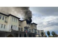 Antalya’da apartman dairesi alev alev yandı