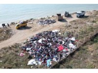 Mersin sahilinde tepki çeken görüntü: Tonlarca tekstil atığı sahile döküldü