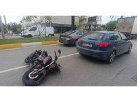Yaya geçidinde duran otomobile çarpan motosikletli yaralandı